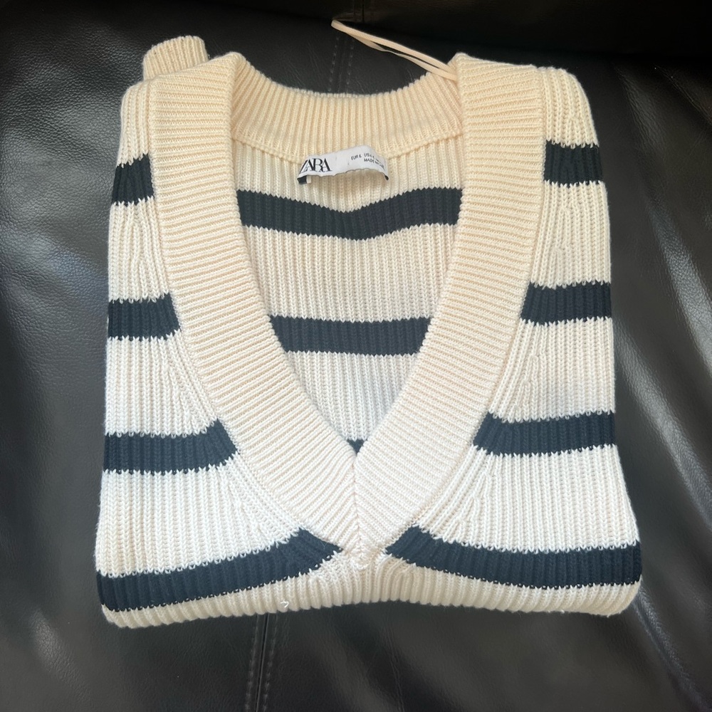 Zara Women's Cream and Black V-Neck Sweater